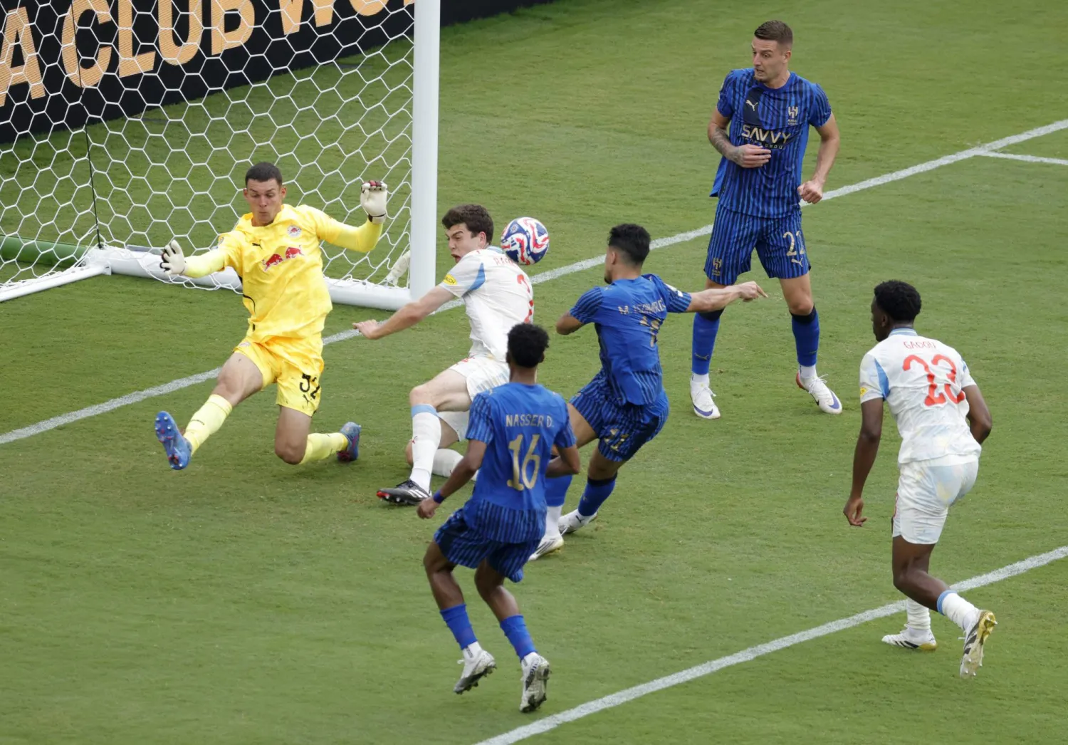 بات الهلال بحاجة للفوز على باتشوكا الجولة الأخيرة من أجل التأهل (رويترز) 