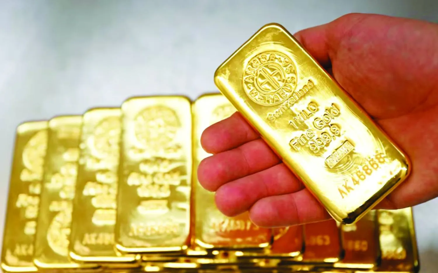 سبائك ذهبية مكدّسة بغرفة صناديق الأمانات في بيت الذهب «برو أوروم» بمدينة ميونيخ (رويترز)