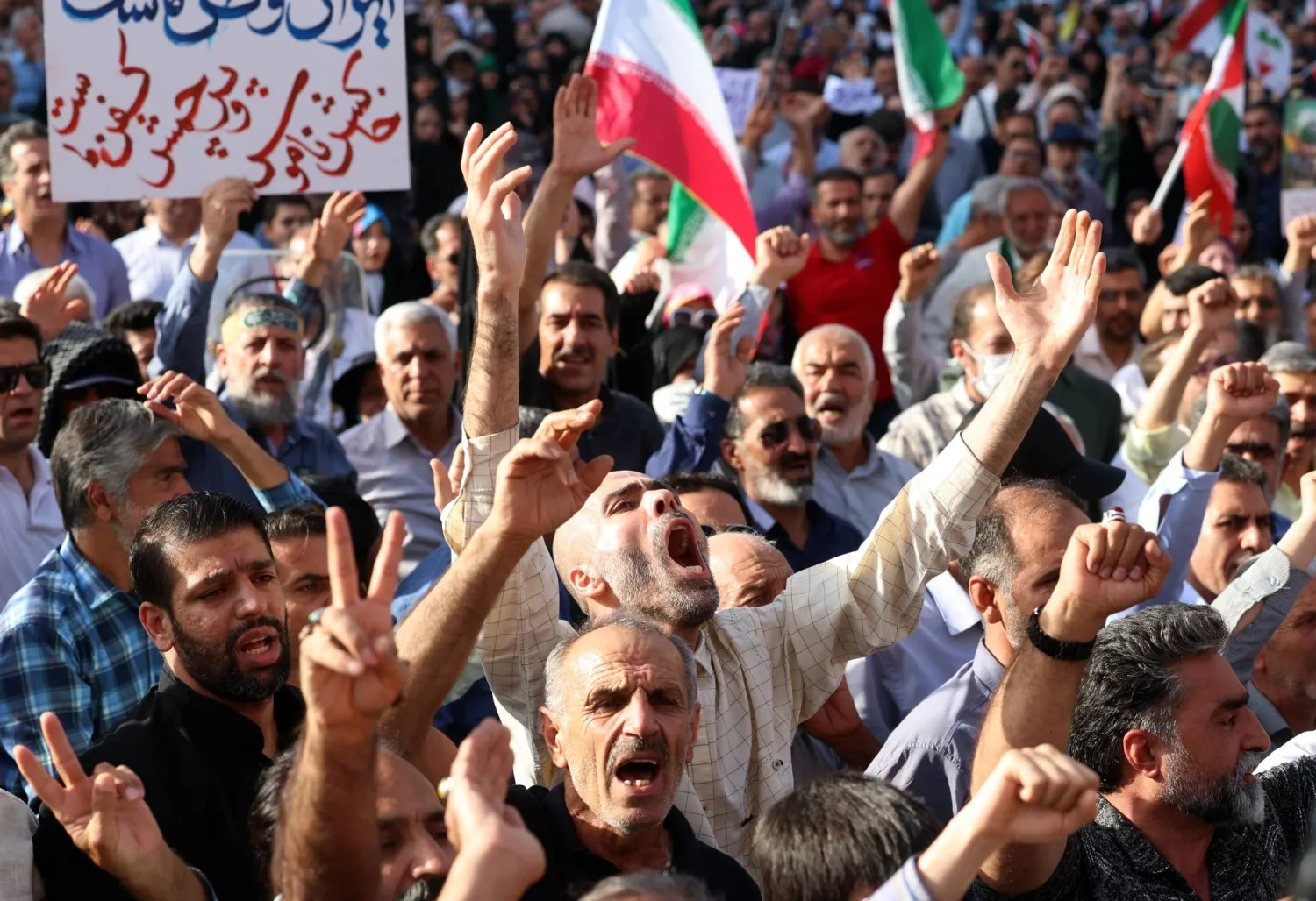 مظاهرة مناهضة للولايات المتحدة وإسرائيل في طهران أمس (إ.ب.أ)