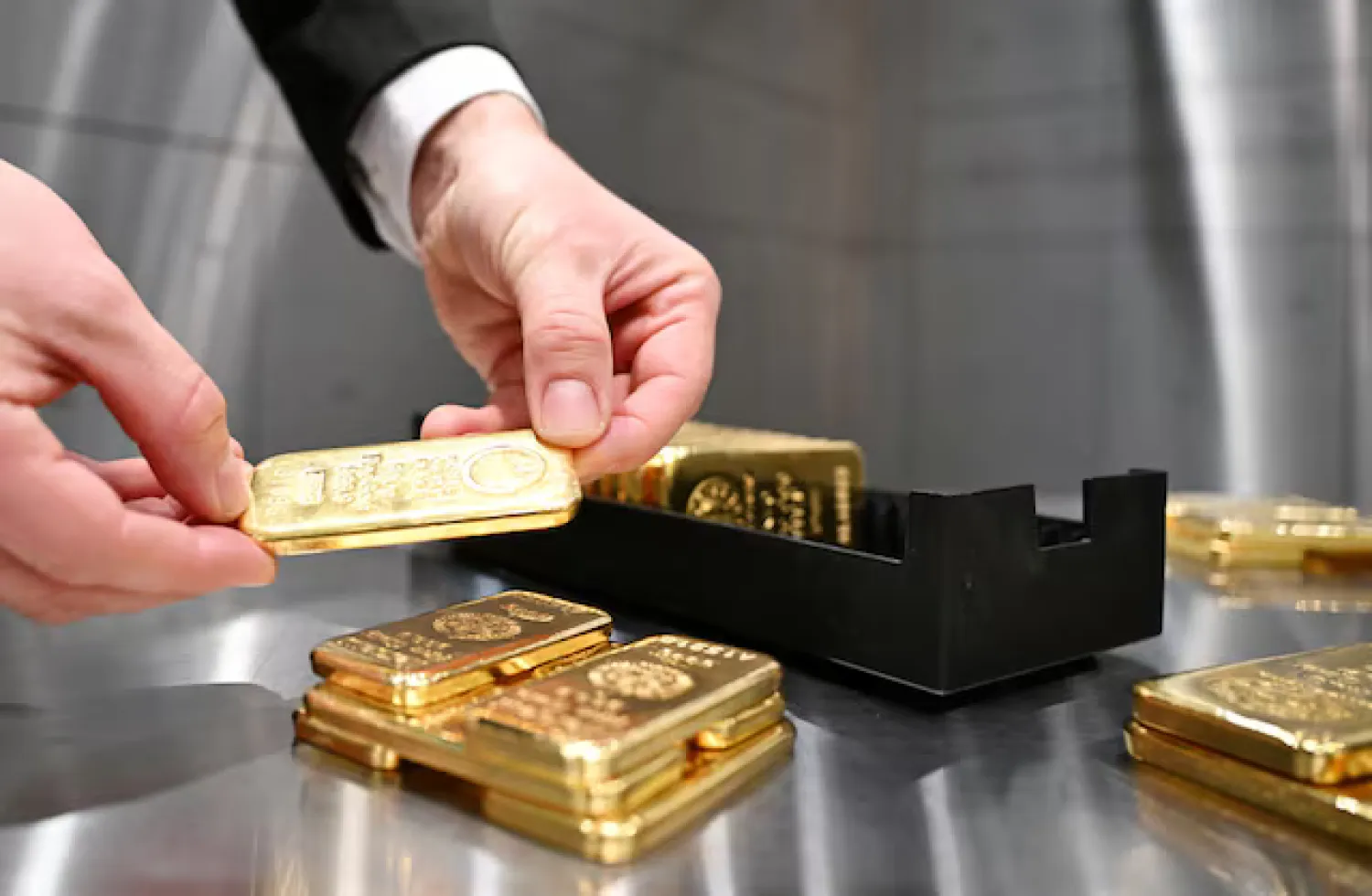 سبائك ذهب مكدسة بغرفة صناديق الأمانات في بيت الذهب «برو أوروم» في ميونيخ بألمانيا (رويترز)