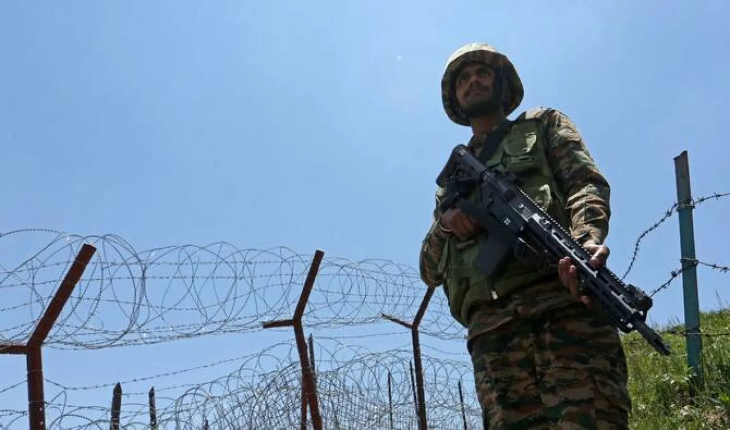 جندي من الجيش الهندي يقف حارساً على خط السيطرة بين باكستان والهند في قطاع بونش بمنطقة جامو الهندية 20 مايو 2025 (أ.ف.ب)