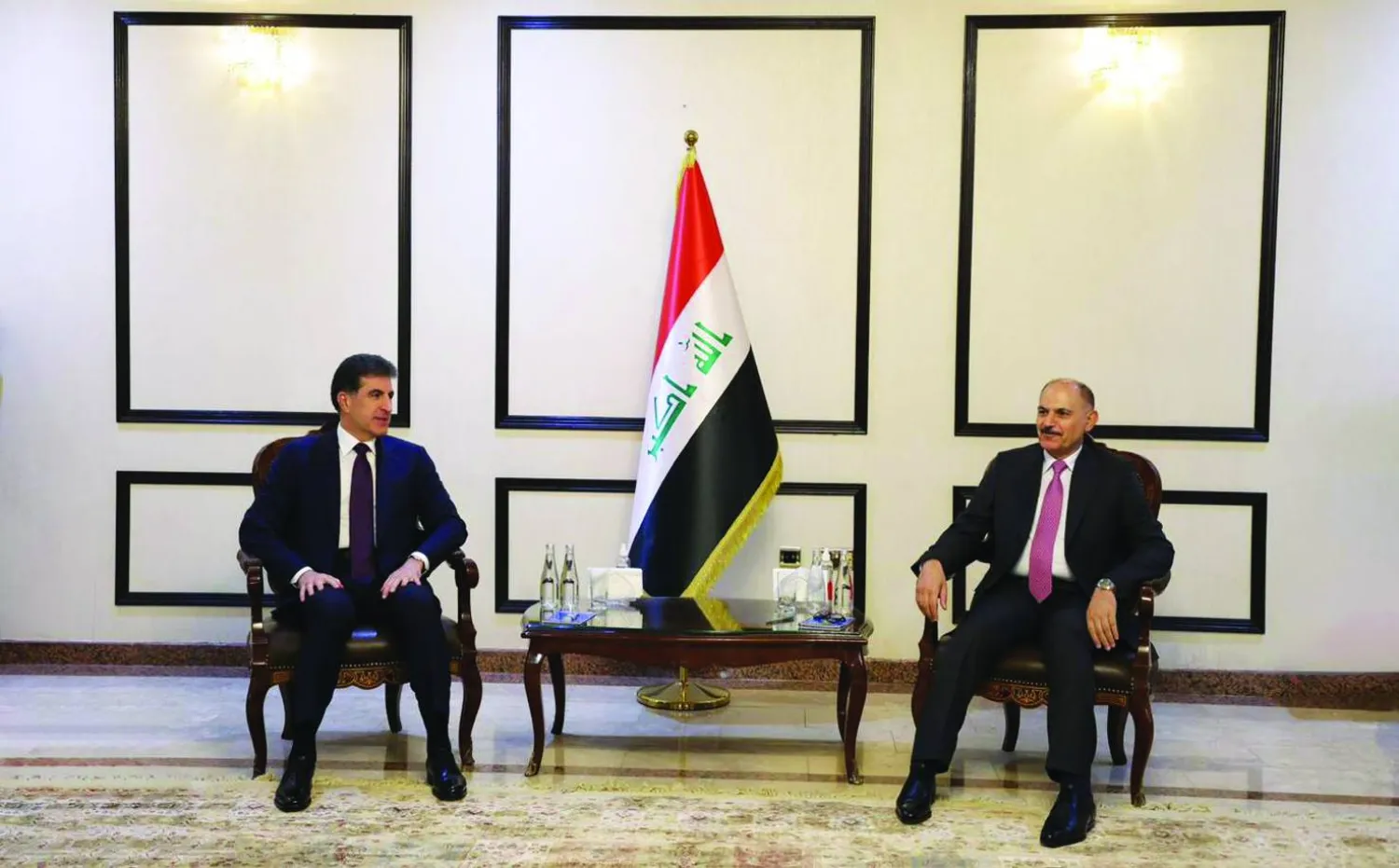 رئيس المحكمة الاتحادية جاسم العميري (يمين) ورئيس إقليم كردستان بارزاني خلال لقاء سابق (إعلام القضاء)