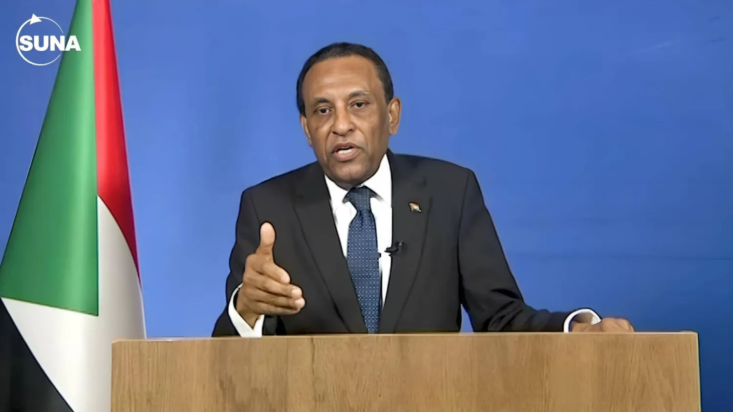 رئيس الوزراء السوداني كامل إبراهيم في أثناء مخاطبة جماهيرية (وكالة السودان للأنباء)