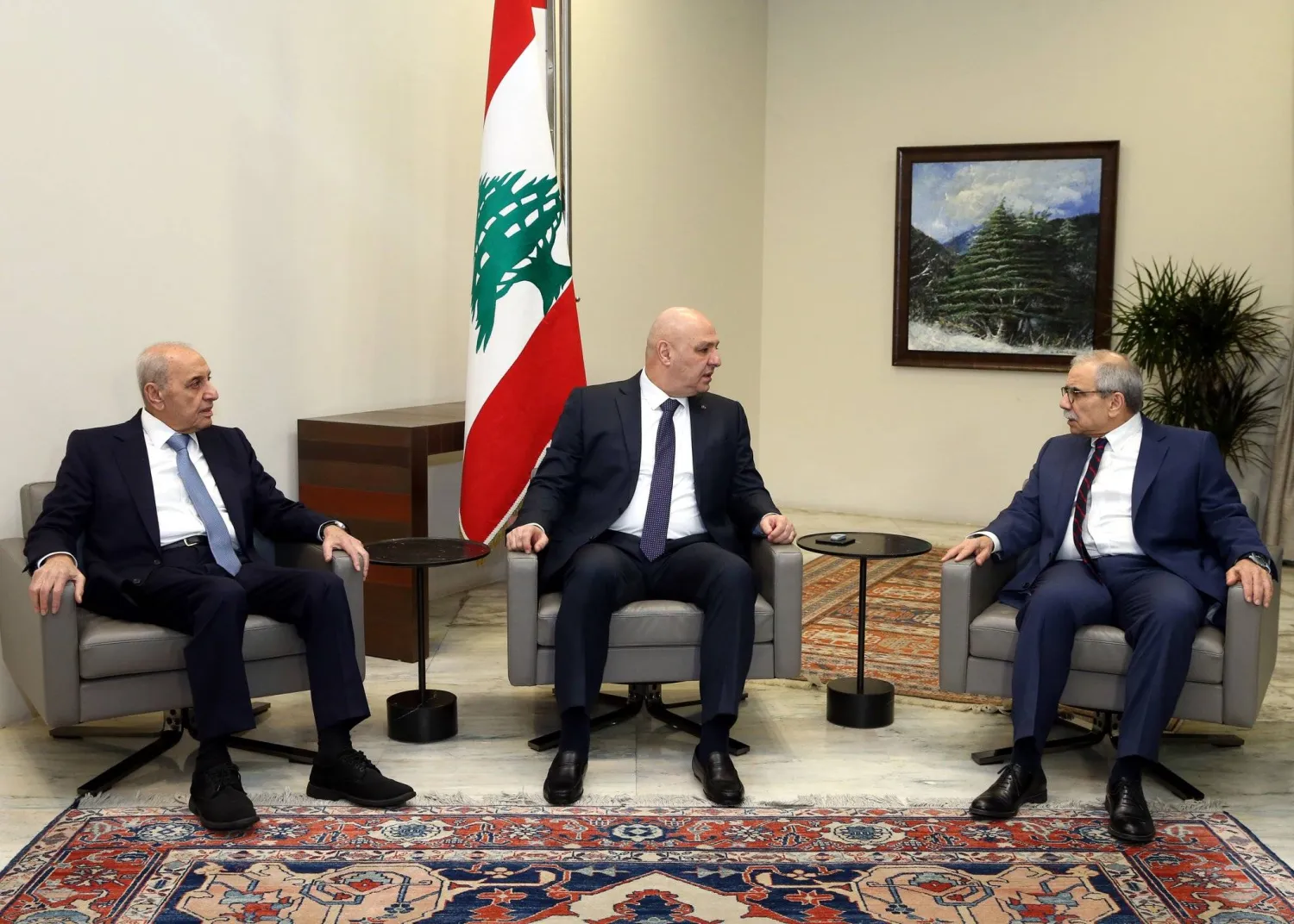 الرئيس جوزيف عون يتوسط الرئيسين نبيه بري ونواف سلام خلال أحد لقاءاتهم في قصر بعبدا (رئاسة الجمهورية)