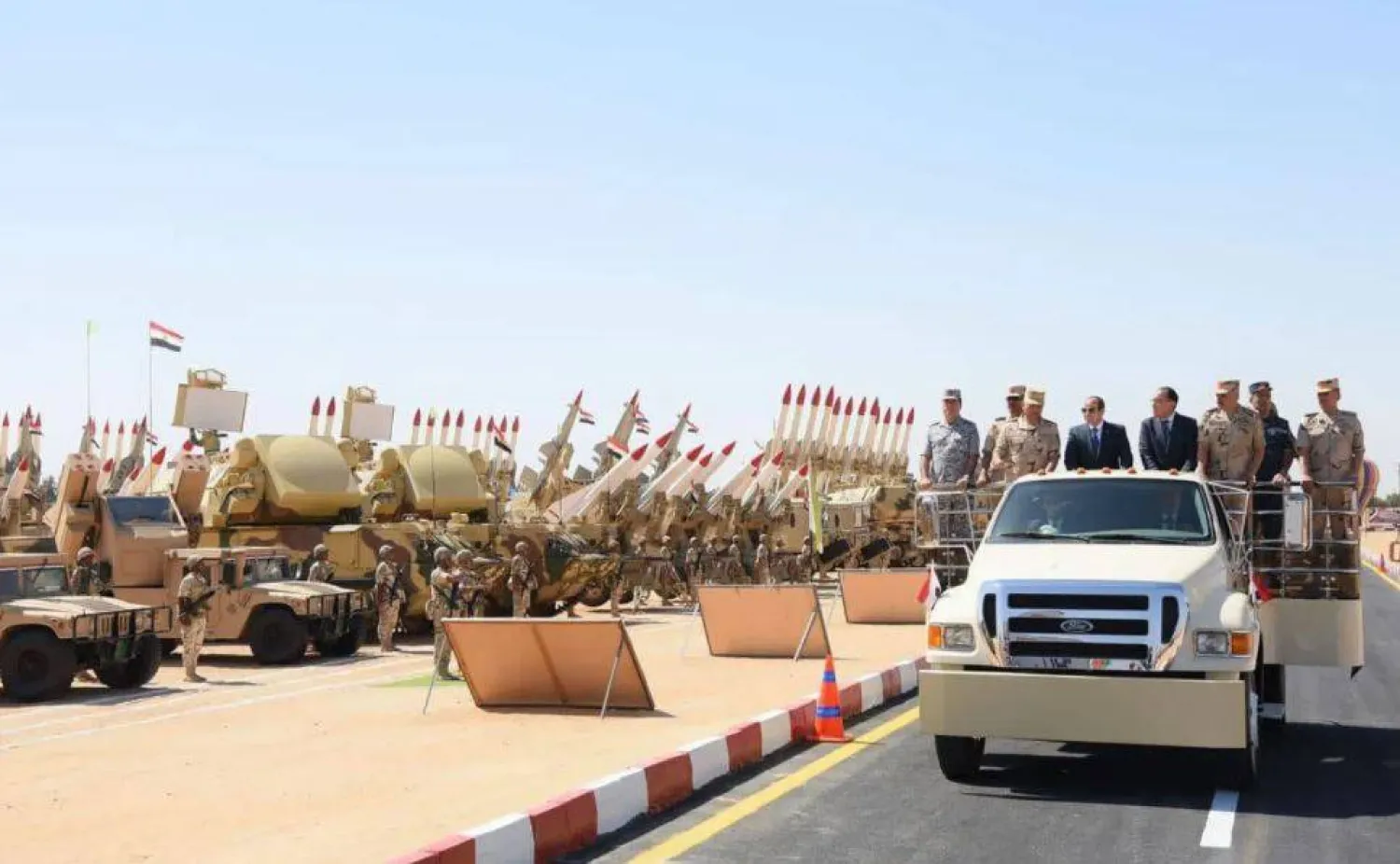 الرئيس المصري عبد الفتاح السيسي يشهد اصطفافاً عسكرياً للجيش الثاني الميداني (أرشيفية - الرئاسة المصرية)