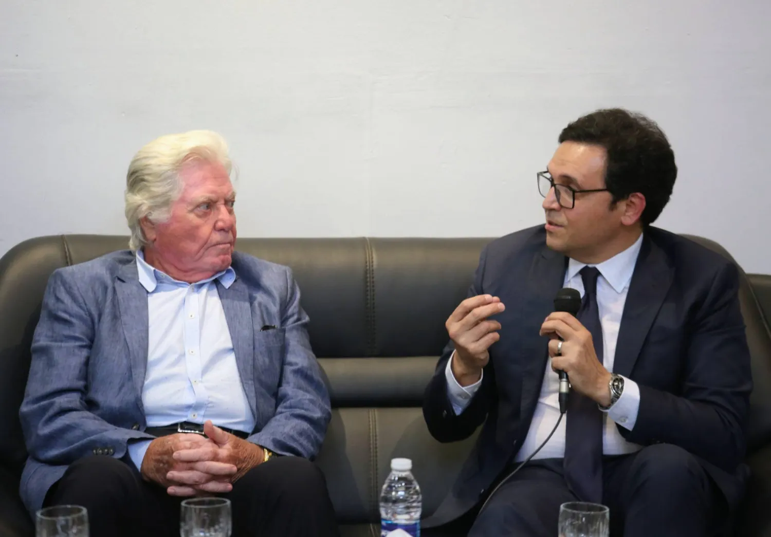 الفنان حسين فهمي ووزير الثقافة المصري خلال جلسة حوارية (وزارة الثقافة المصرية)