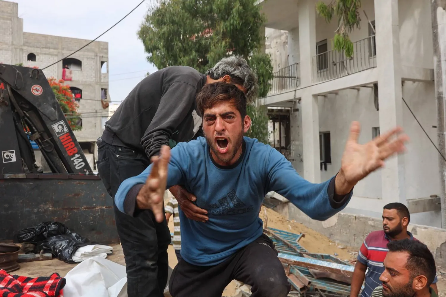 رد فعل فلسطيني على مقتل أفراد من عائلته في غارات إسرائيلية على جباليا شمال غزة (أ.ف.ب)