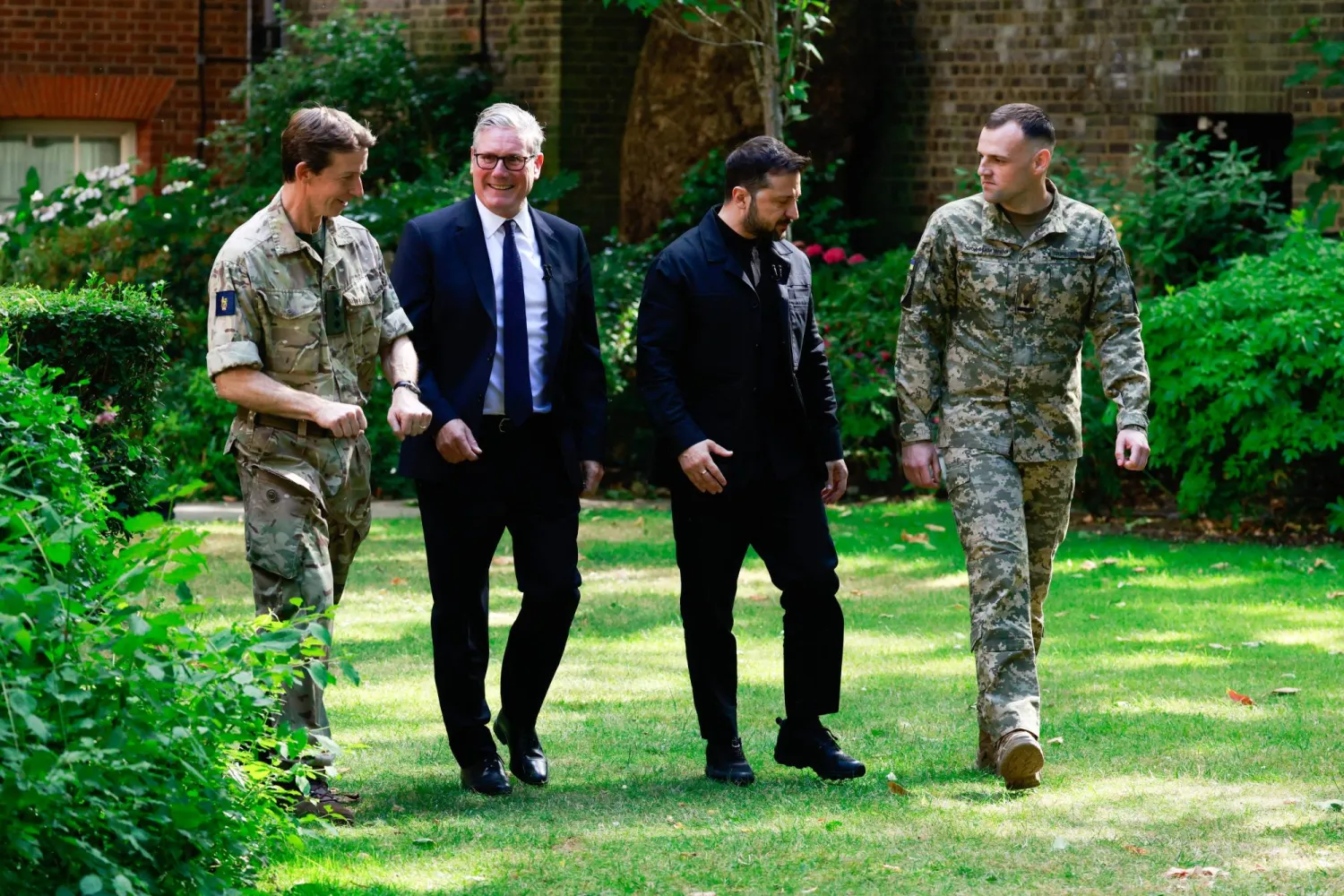 British Prime Minister Keir Starmer (C-L) and Ukrainian President Volodymyr Zelensky (C-R) meet with soldiers from the Operation Interflex at Downing Street, London, Britain, 23 June 2025. EPA/JASON ALDEN / POOL