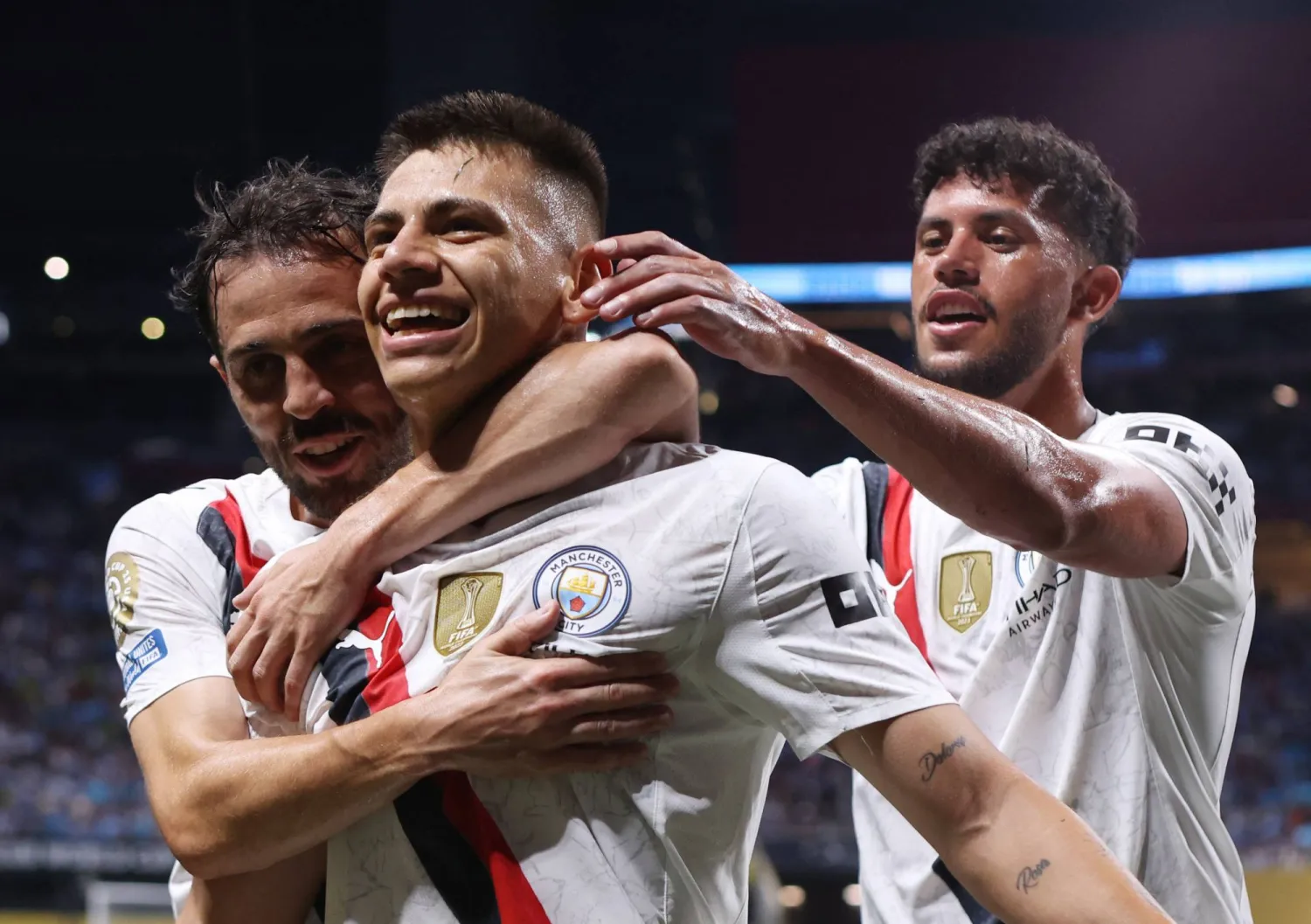 الأرجنتيني الشاب كلاوديو إتشفيري سجّل في العين (رويترز)