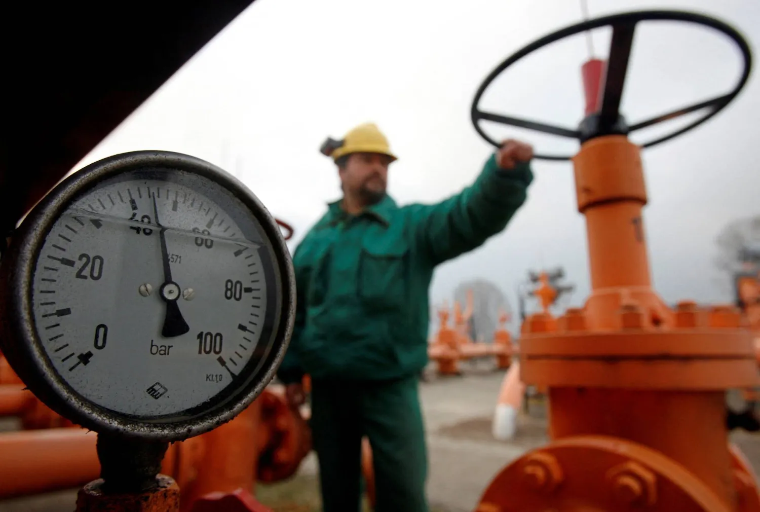 FILE PHOTO: A meter shows the gas pressure in pipelines at oil and gas group MOL's gas transmission subsidiary in Vecses January 2, 2009.  REUTERS/Karoly Arvai (HUNGARY)/File Photo