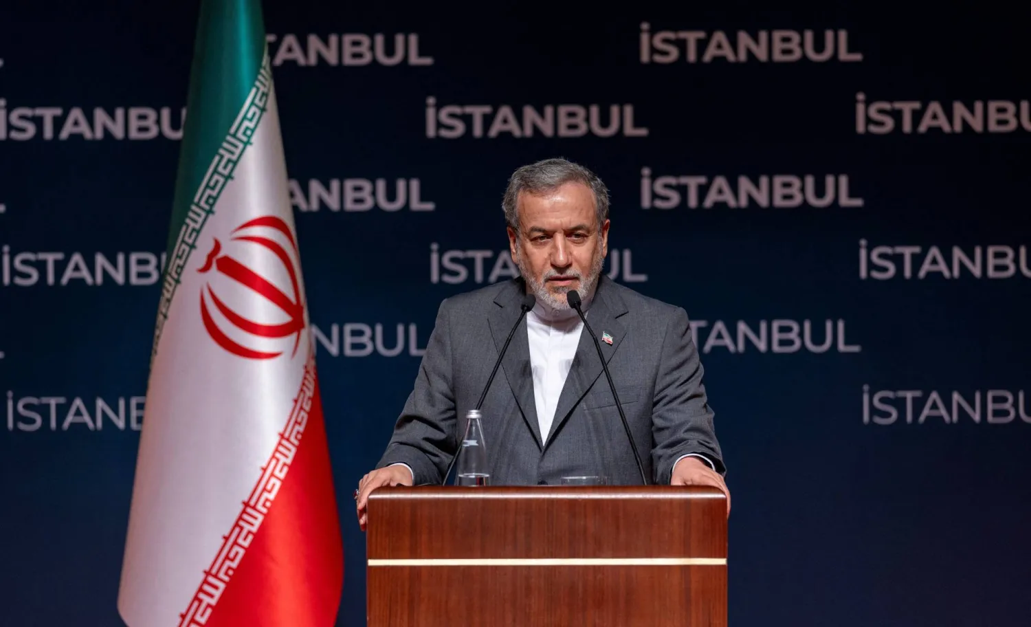 وزير الخارجية الإيراني عباس عراقجي خلال مؤتمر صحافي في إسطنبول على هامش اجتماع وزراء خارجية منظمة التعاون الإسلامي (أرشيفية - رويترز)