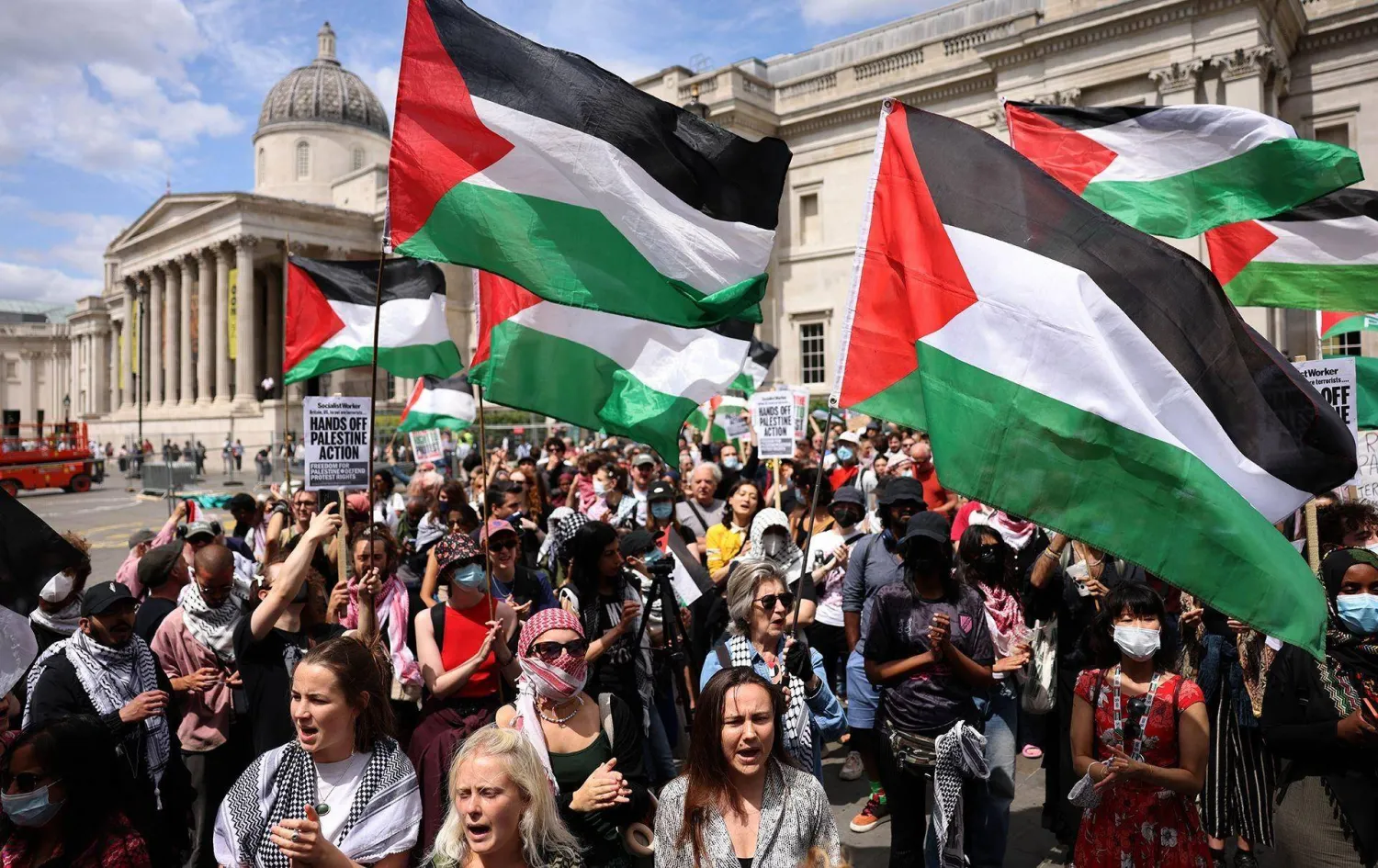 المئات يتظاهرون في ميدان ترافالغار بوسط لندن دعماً للقضية الفلسطينية (أ.ب.أ)