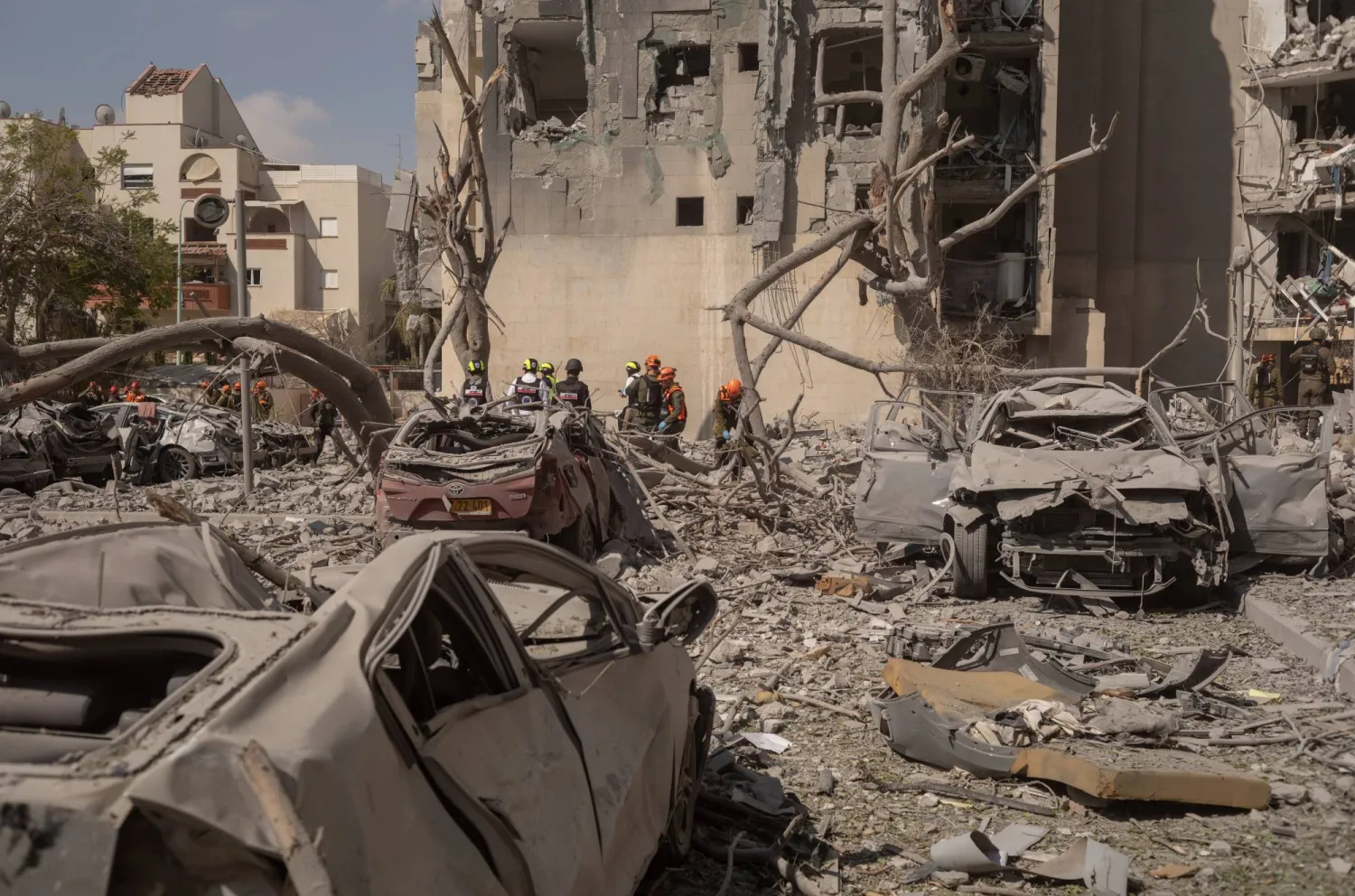 جانب من الدمار جراء القصف الإيراني على جنوب إسرائيل اليوم (د.ب.أ)