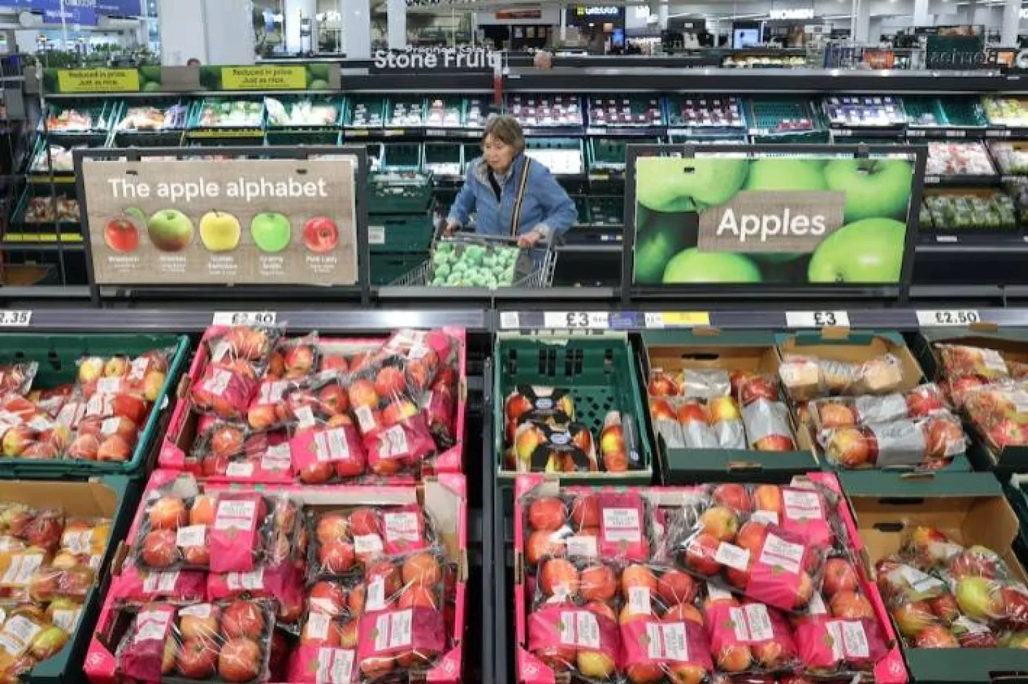 تفاح وفواكه طازجة معروضة للبيع في سوبرماركت «تيسكو» إكسترا في تشيشانت (رويترز)