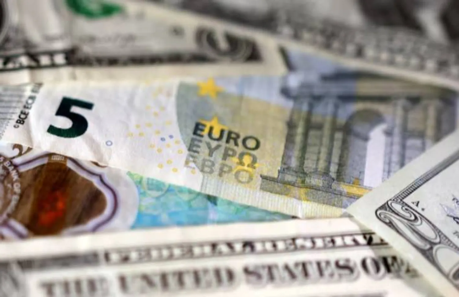 أوراق نقدية من اليورو والدولار في صورة توضيحية (رويترز) 
