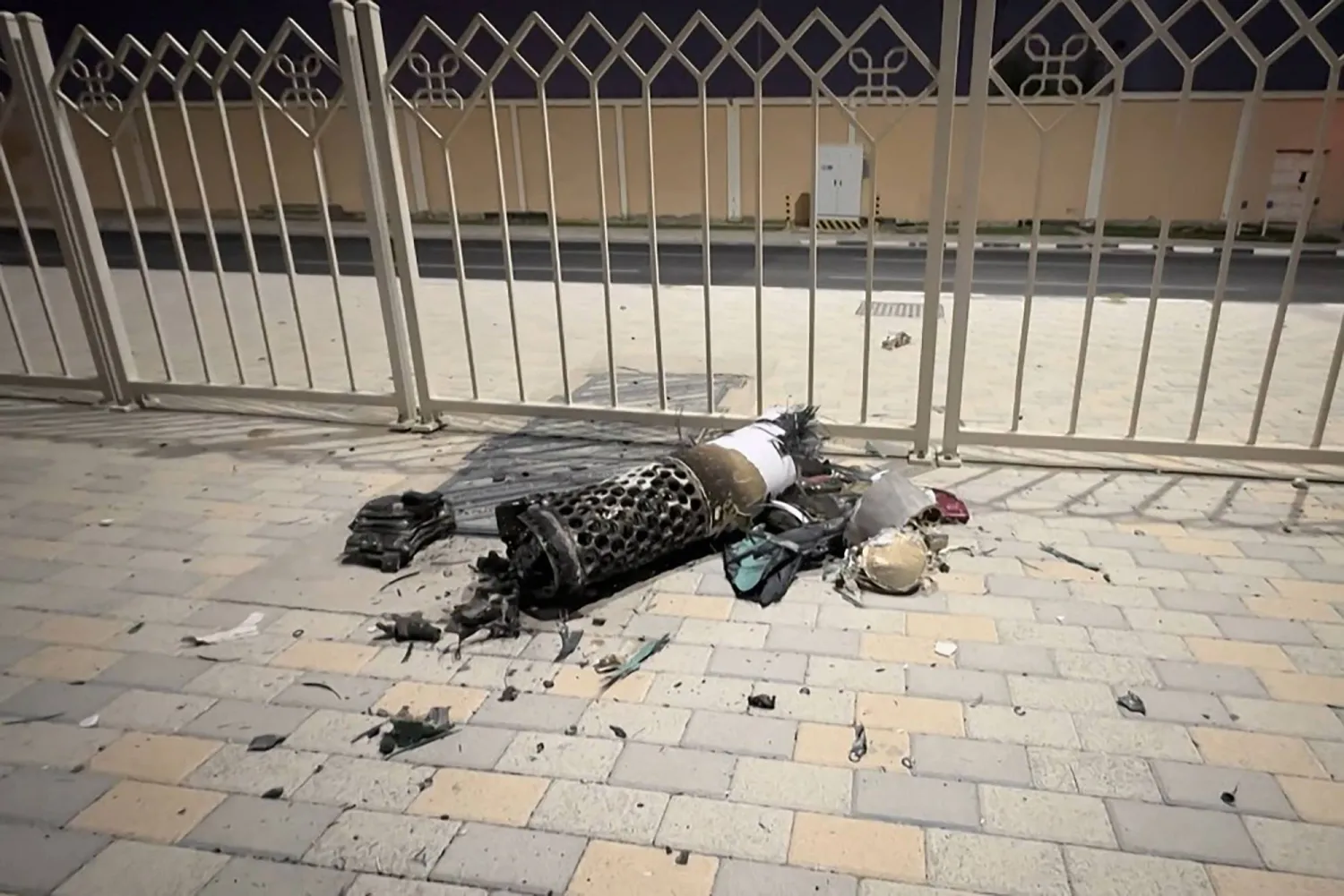 بقايا صاروخ إيراني جرى اعتراضه فوق قطر أمس (أ.ف.ب)