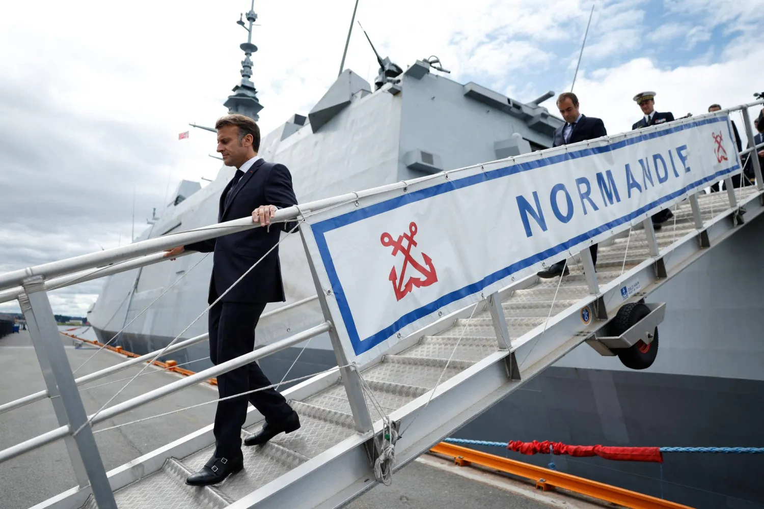 الرئيس الفرنسي إيمانويل ماكرون يغادر الفرقاطة الفرنسية «نورماندي» الراسية في ميناء أوسلو (أ.ف.ب)
