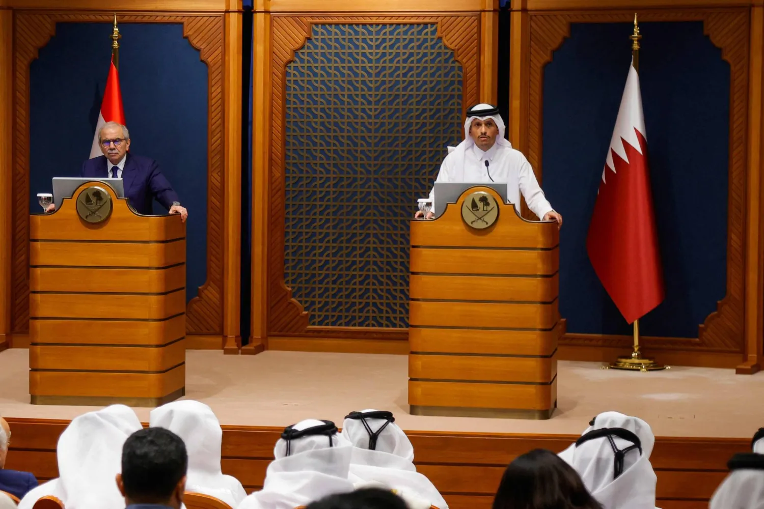 الشيخ محمد بن عبد الرحمن آل ثاني رئيس مجلس الوزراء القطري خلال مؤتمر صحافي مشترك مع رئيس الحكومة اللبنانية نواف سلام (أ.ف.ب)