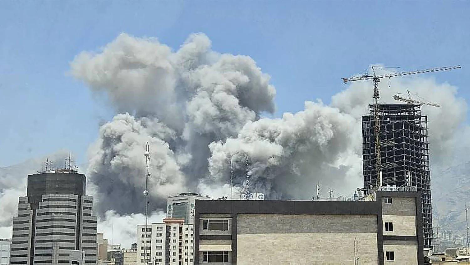 صورة منشورة على وسائل التواصل الاجتماعي تظهر دخاناً فوق طهران جراء غارة إسرائيلية الاثنين (أ.ف.ب)
