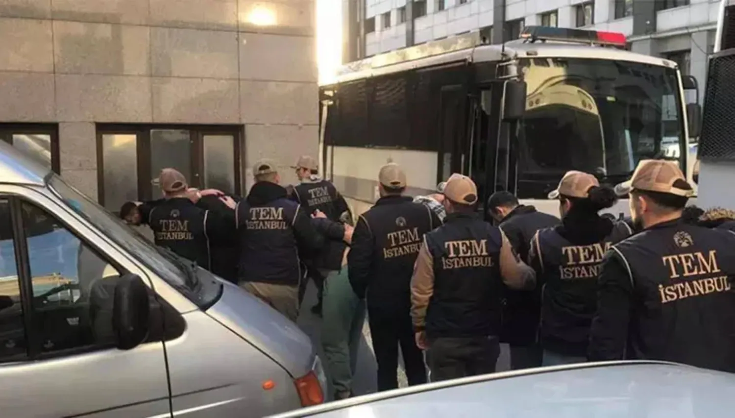 فريق من قوات مكافحة الإرهاب التركية خلال نقل عناصر شبكة «الموساد» إلى المحكمة (إعلام تركي)