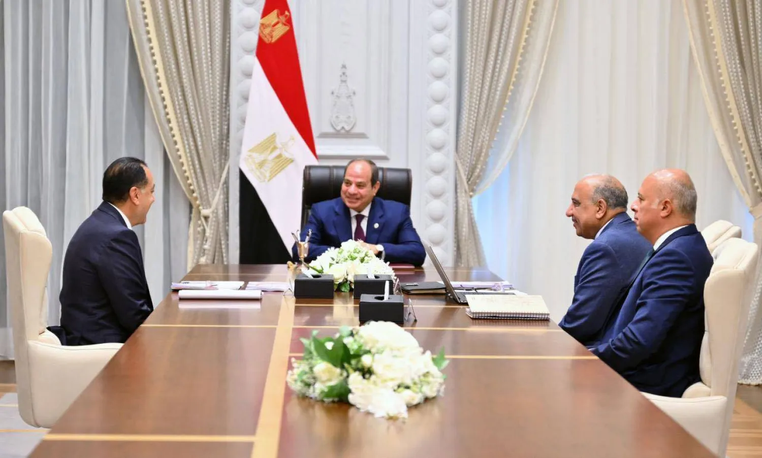 الرئيس المصري عبد الفتاح السيسي يلتقي رئيس الوزراء مصطفى مدبولي ووزير الكهرباء محمود عصمت الثلاثاء بمدينة العلمين (الرئاسة المصرية)