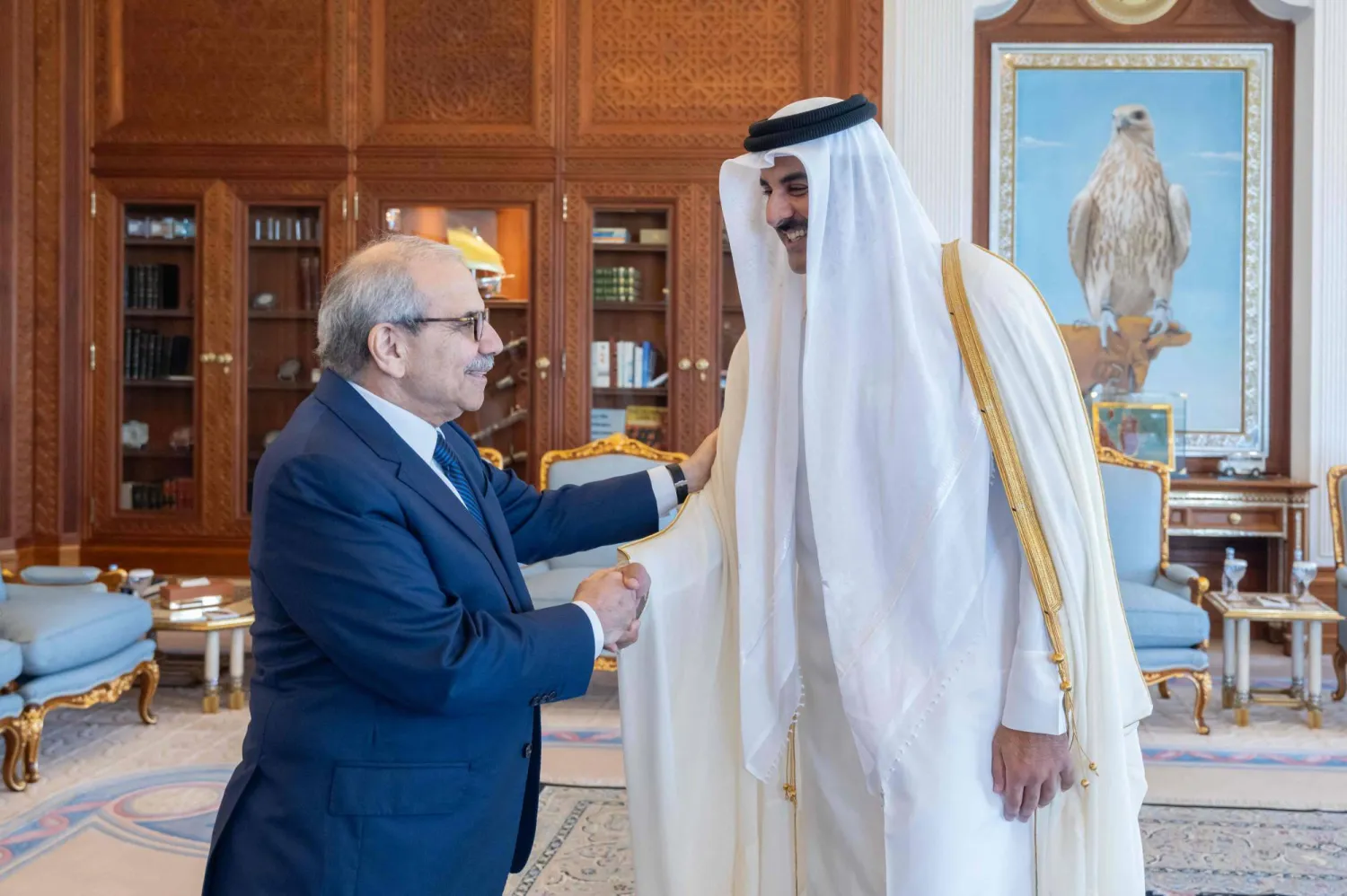 الشيخ تميم بن حمد أمير قطر مستقبلاً رئيس الحكومة اللبنانية نواف سلام (الديوان الأميري القطري)