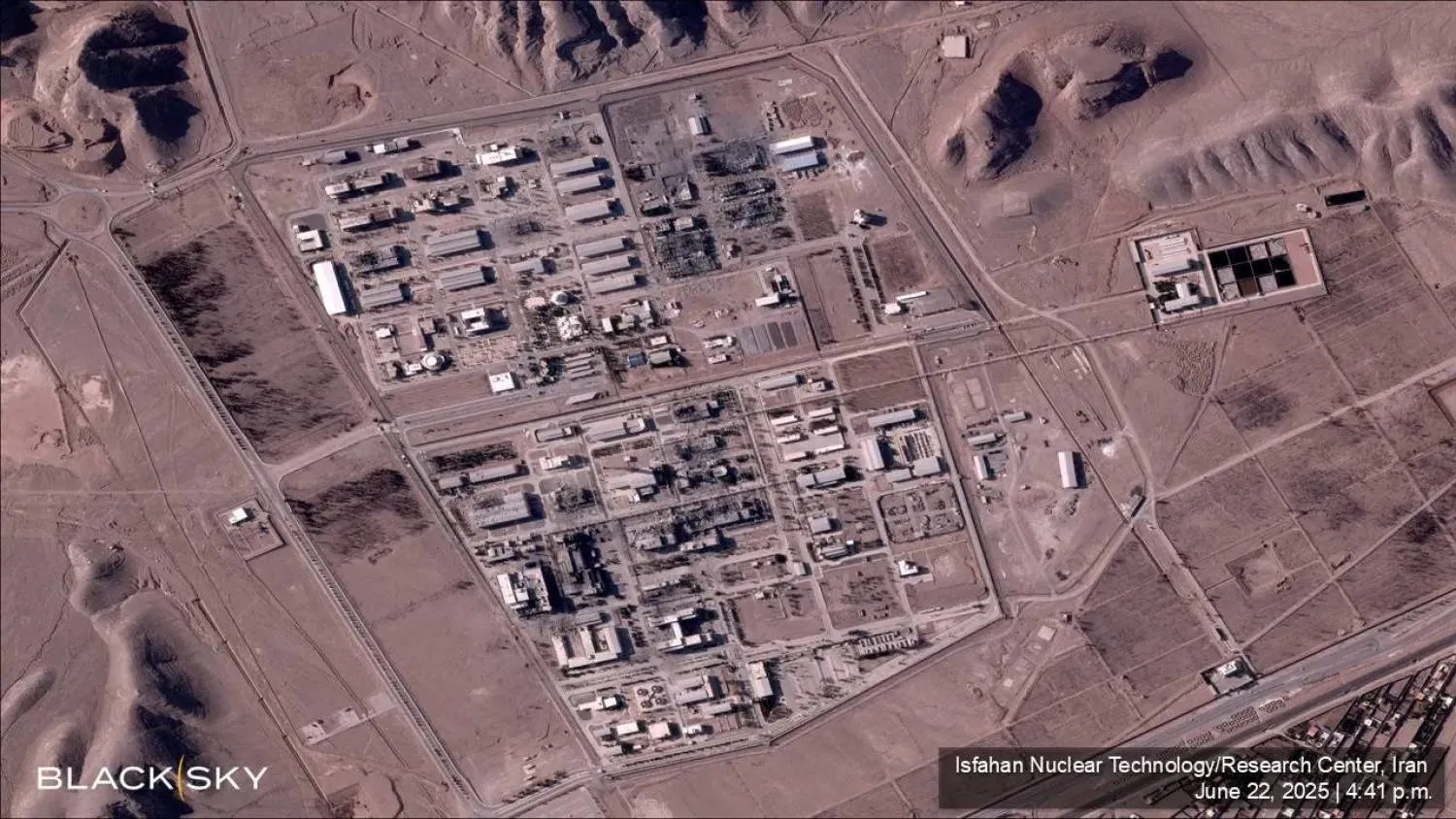 تظهر صورة ملتقطة عبر الأقمار الاصطناعية مباني مُدمّرة في مركز أصفهان للتكنولوجيا النووية بعد استهدافه بغاراتٍ جوية أميركية بأصفهان (رويترز)