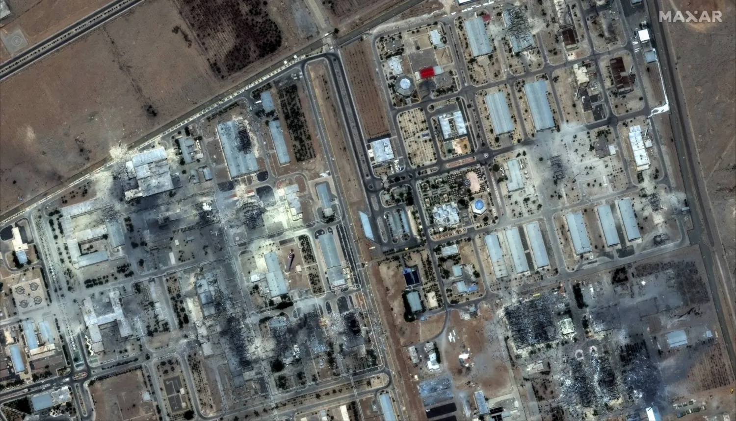 صورة بالأقمار الاصطناعية لمنشأة نووية في أصفهان قصفتها طائرات أميركية (أ.ب)