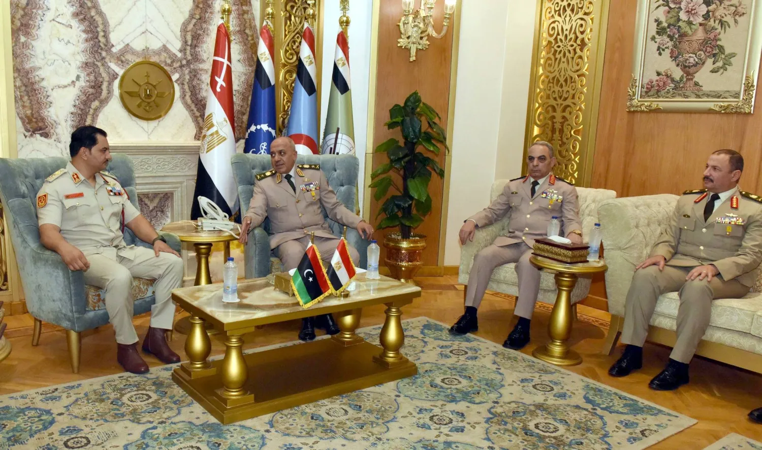 رئيس أركان حرب القوات المسلحة المصرية الفريق أحمد خليفة مستقبلاً الفريق صدام حفتر (المتحدث العسكري المصري)