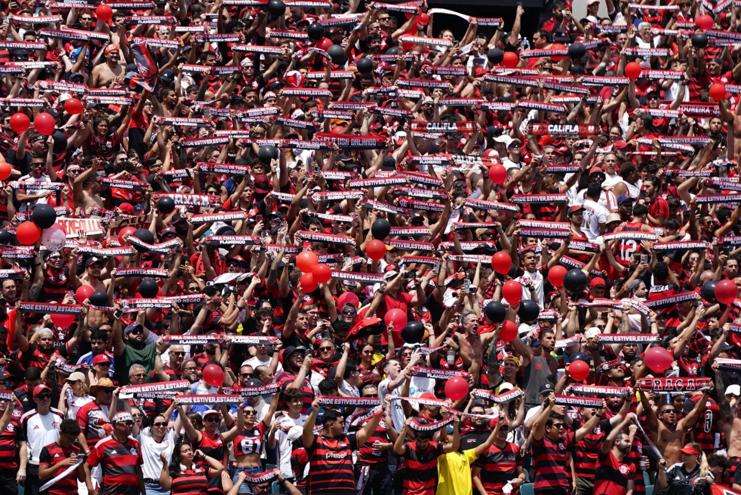 حماهير فلامنغو تستمتع بفوز فريقها على تشيلسي بثلاثية (إ.ب.أ)