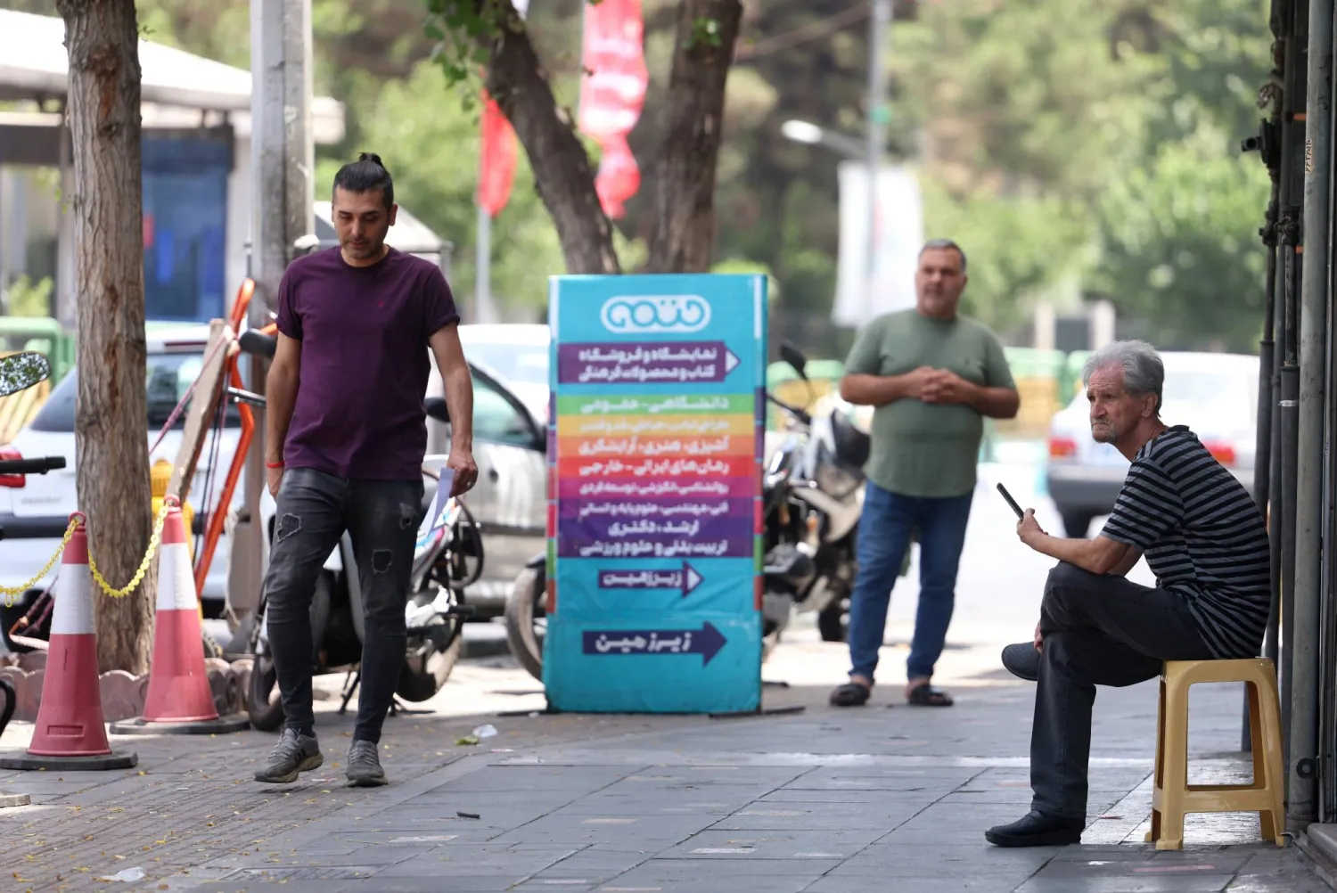 في أحد شوارع طهران بعد وقف إطلاق النار (إ.ب.أ)