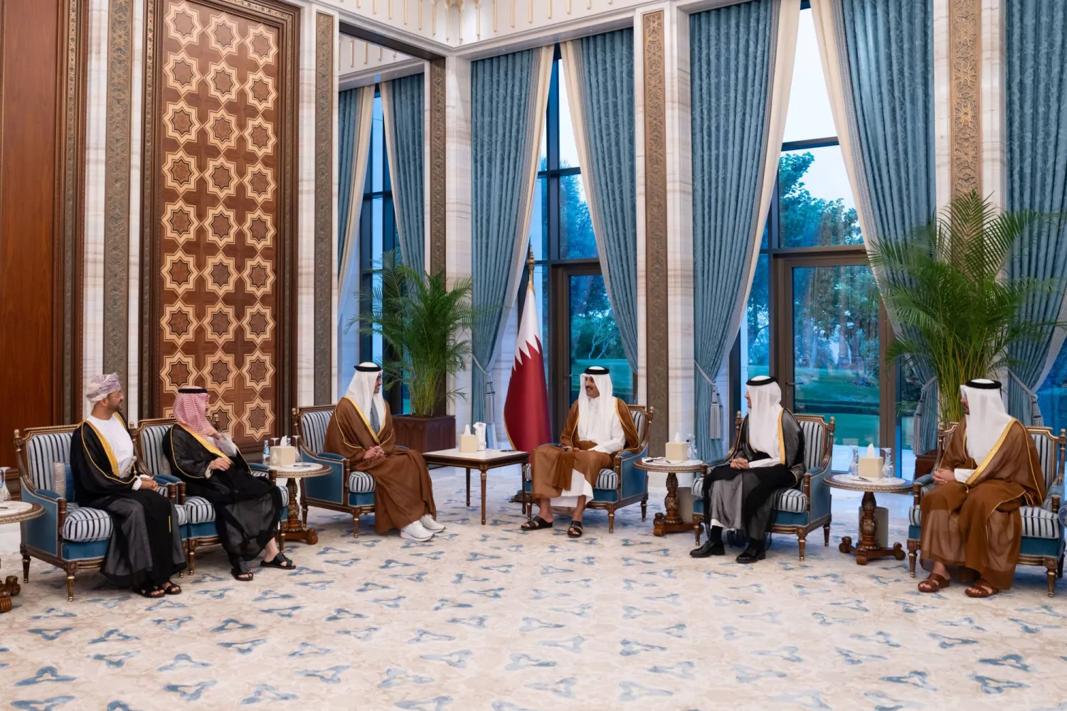 أمير قطر خلال استقباله وزراء خارجية دول الخليج في مكتبه بقصر لوسيل الثلاثاء (قنا)