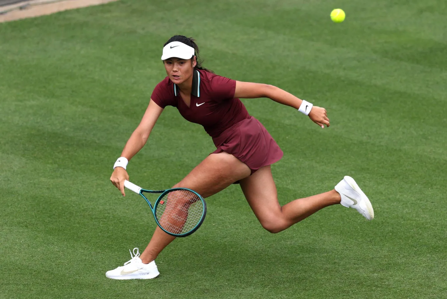 البريطانية إيما رادوكانو تتقدم في إيستبورن (رويترز)