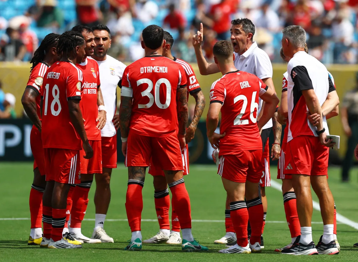 برونو لاجي يتحدث للاعبي بنفيكا (رويترز)