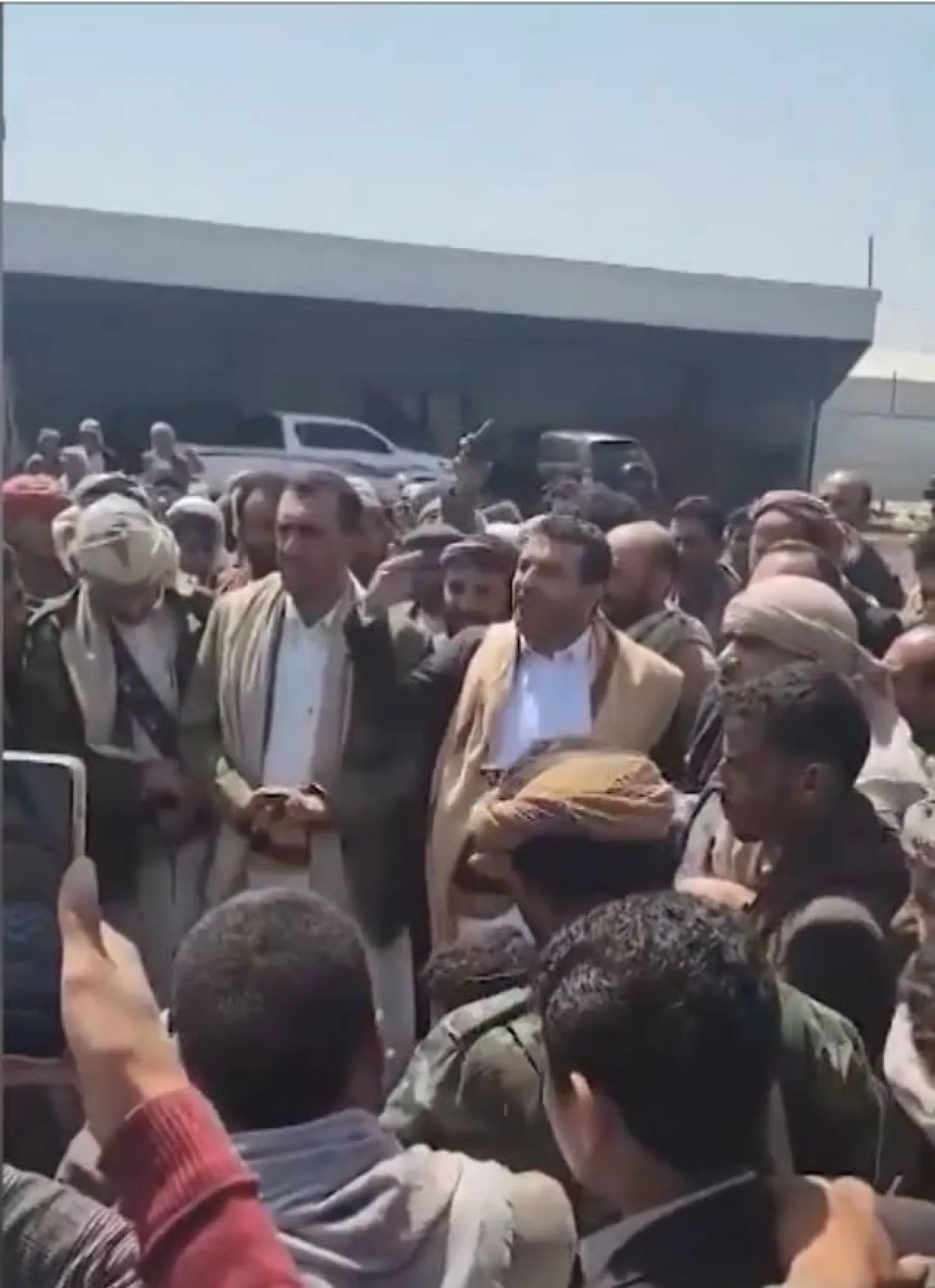 كبير أعيان مديرية عنس يخاطب الأهالي أمام نقطة الجبايات الحوثية (إكس)