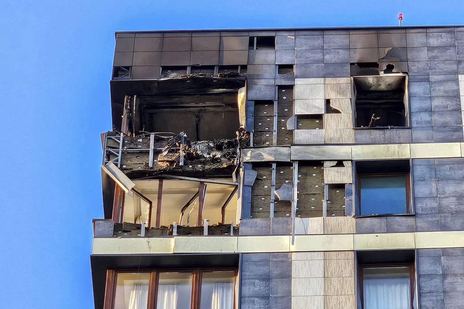 منظر للشقة المتضررة في مبنى سكني حيث سقطت الطائرة الأوكرانية المسيَّرة في كراسنوجورسك خارج موسكو مباشرة (أ.ب)