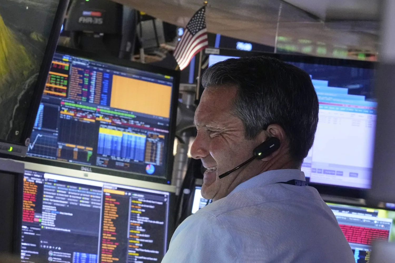 متداول يعمل في بورصة نيويورك (أ.ب)