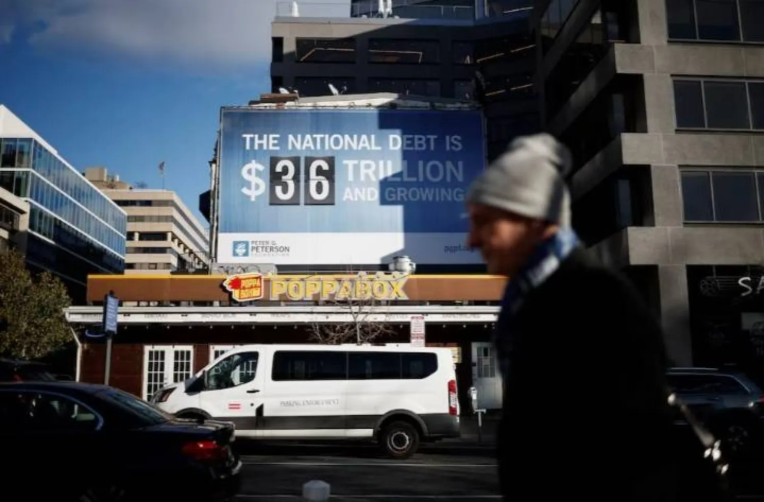 لوحة إعلانية تعرض الدين الوطني الأميركي الحالي عند 36 تريليون دولار في واشنطن (رويترز)