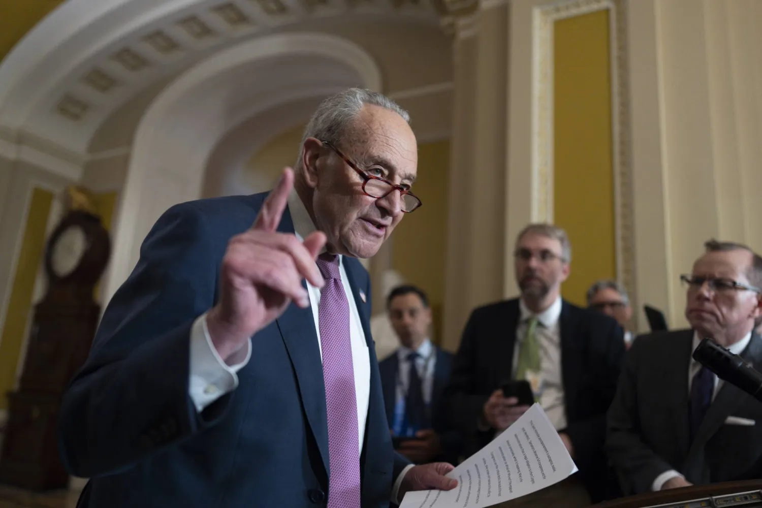 زعيم الديمقراطيين في الشيوخ تشاك شومر يتحدث مع الصحافيين في الكونغرس في 24 يونيو 2025 (أ.ب)