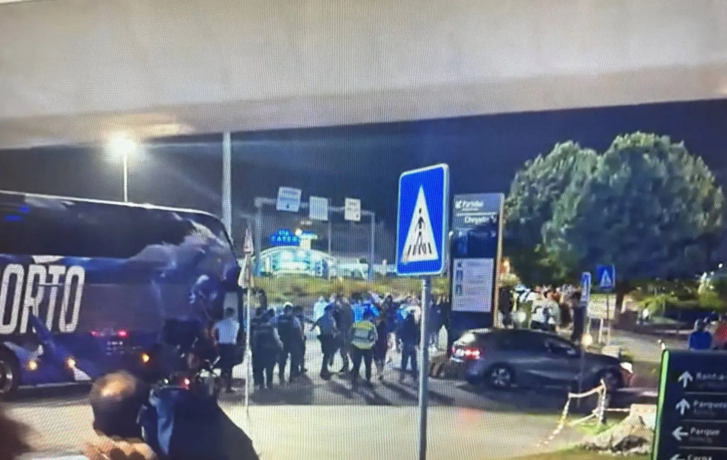 صورة من فيديو متداول لحظة مرور حافلة بورتو وسط صيحات الجماهير (آيبولا البرتغالية)