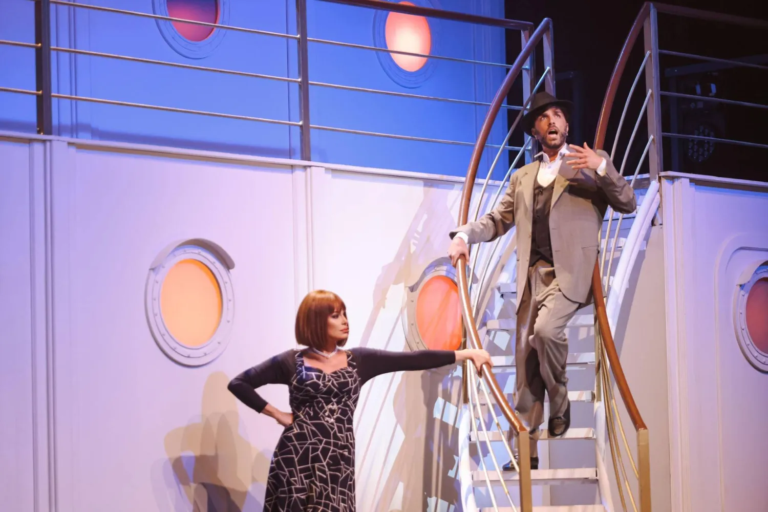 كارول سماحة وروي الخوري على درج سفينة «كلو مسموح» (إدارة المسرحية)