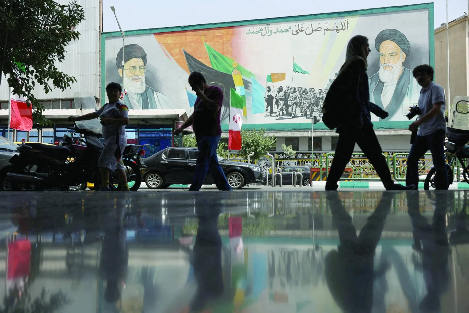 مارة في وسط طهران الثلاثاء (رويترز)