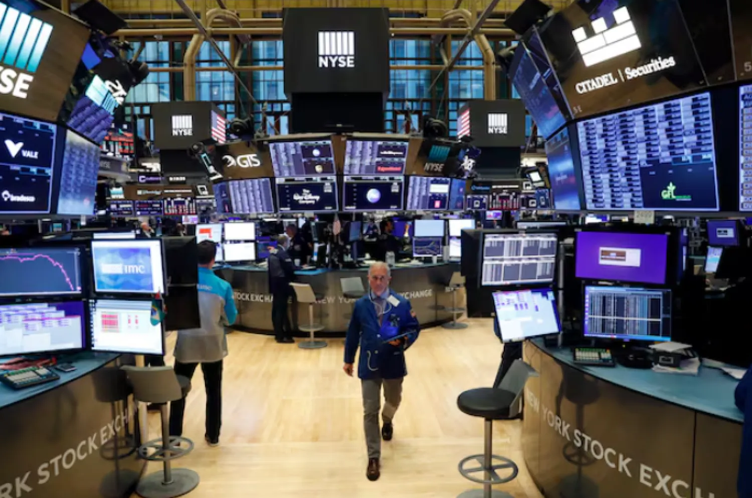 من داخل بورصة نيويورك (رويترز)