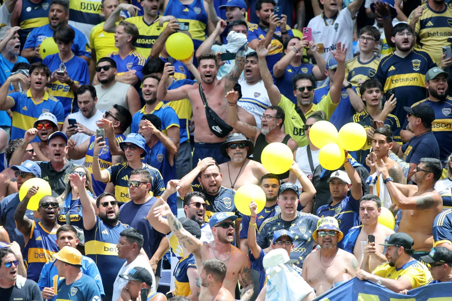 حوّل مشجعو بوكا ملعب هارد روك إلى نسخة طبق الأصل من ملعبهم لا بومبونيرا (إ.ب.أ)