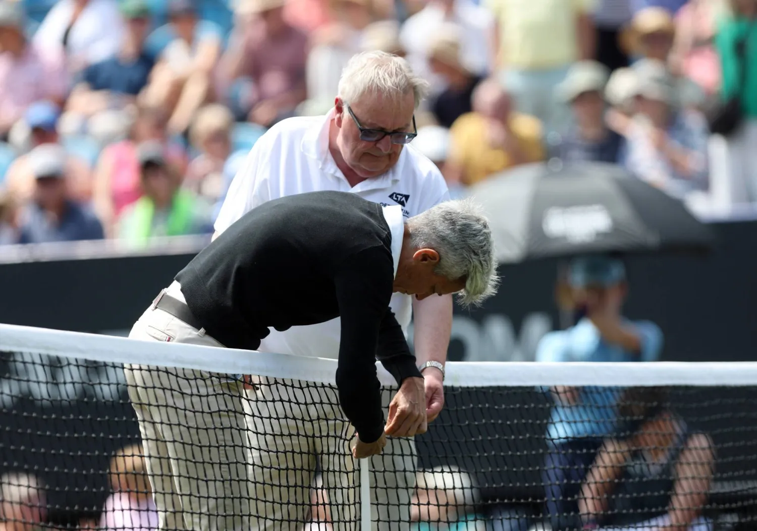 تطلب الأمر إجراء إصلاحات طارئة في بطولة إيستبورن للتنس اليوم الأربعاء (رويترز)