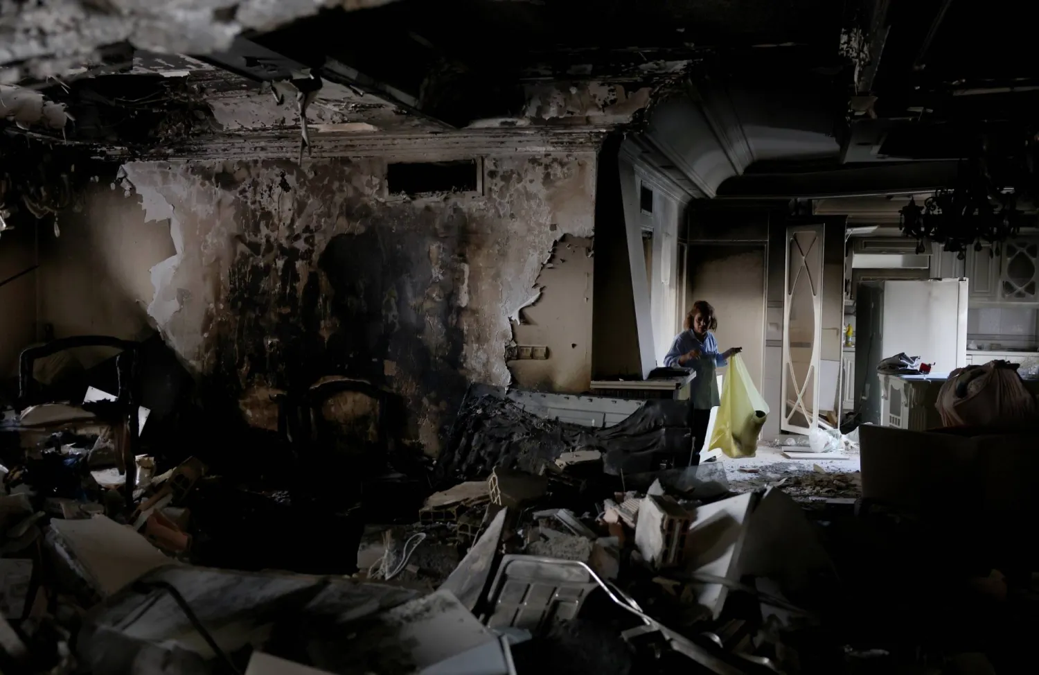 إيرانية تتفقد الأربعاء التلفيات التي لحقت بمنزلها نتيجة ضربة جوية إسرائيلية في طهران (إ.ب.أ)