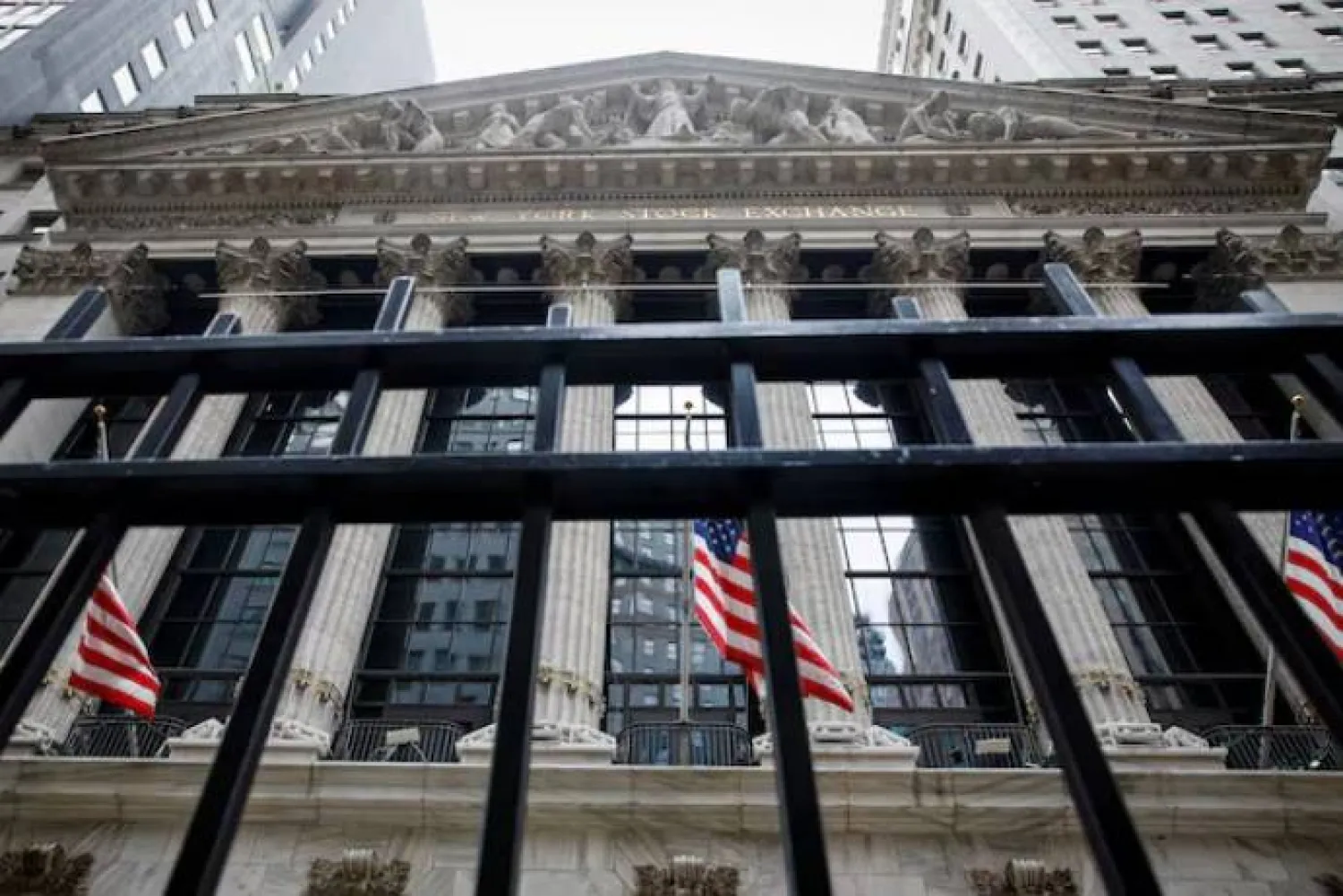 الواجهة الأمامية لبورصة نيويورك (رويترز)