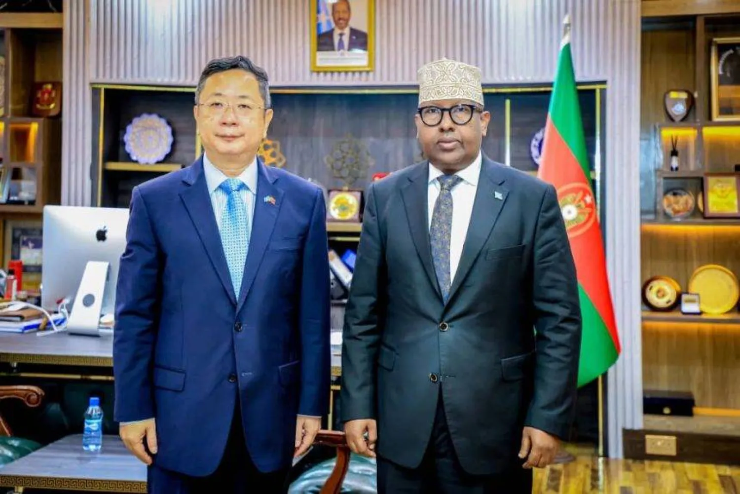 وزير الدفاع الصومالي أحمد معلم فقي يستقبل السفير الصيني وانغ يو (وكالة الأنباء الصومالية)