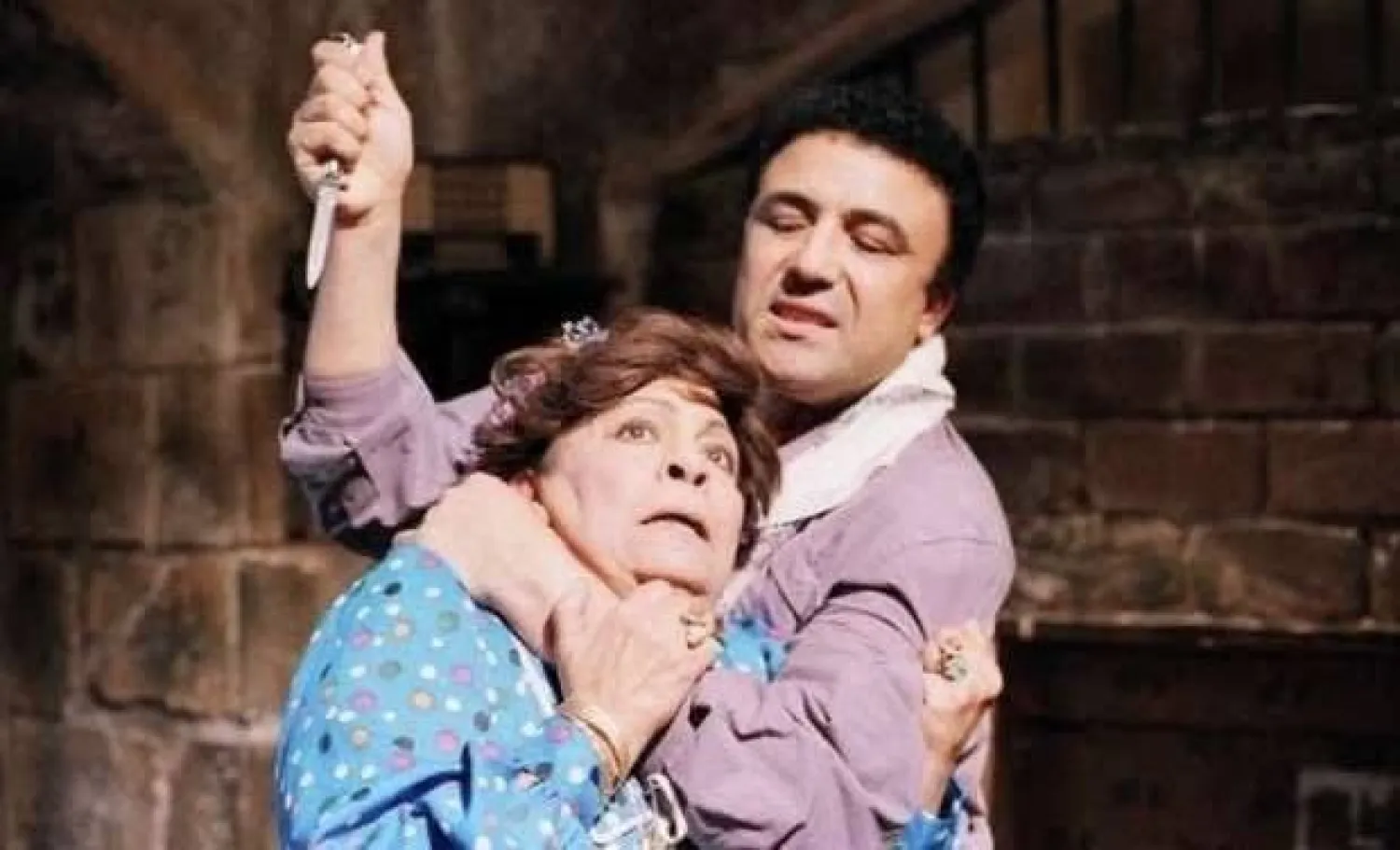 عماد محرم ونعيمة الصغير في لقطة من فيلم العفاريت (يوتيوب)