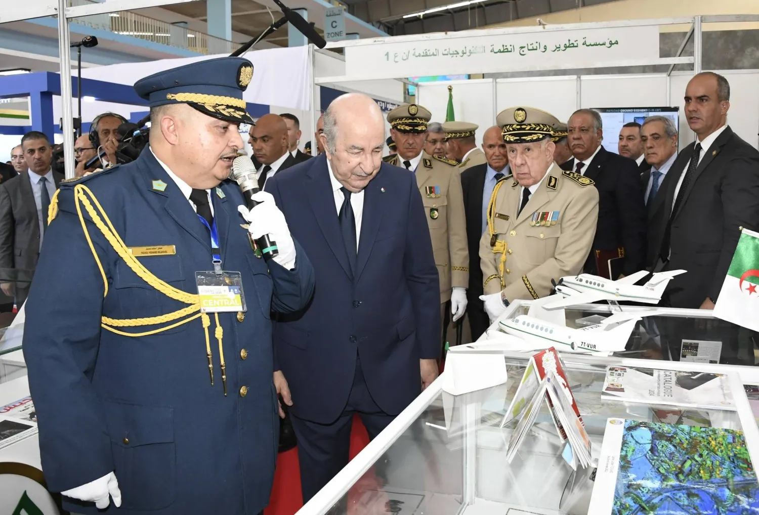 الرئيس تبون مع قائد الجيش خلال زيارة جناح وزارة الدفاع بمعرض الجزائر الدولي (وزارة الدفاع)